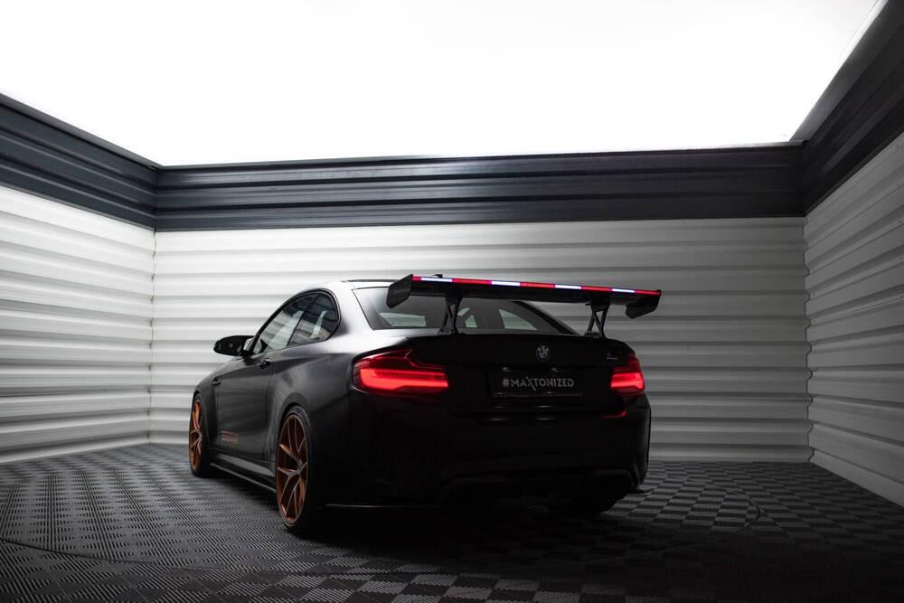 Carbon Heckspoiler mit LED Licht und Aufnahme außen für BMW M2 F87 von Maxton Design