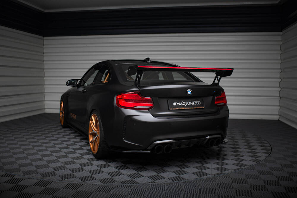 Carbon Heckspoiler mit Aufnahme außen und LED-Licht für BMW M2 F87 von Maxton Design