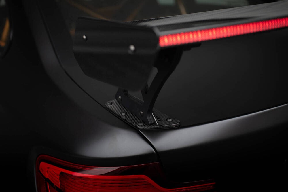 Carbon Heckspoiler mit Aufnahme außen und LED-Licht für BMW M2 F87 von Maxton Design